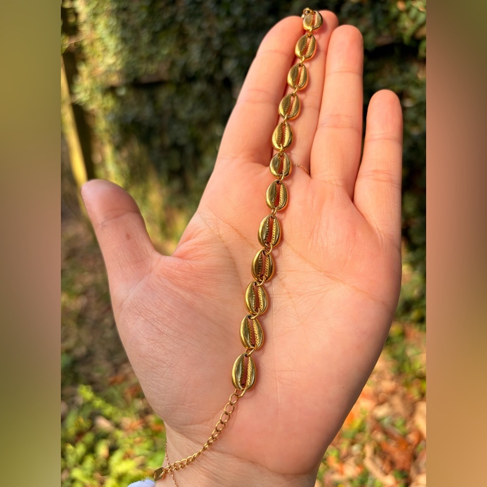 Gold cowrie shell bracelet, sea witch jewelry, jewellery gifts, mermaid jewelry - Picture 5 of 7